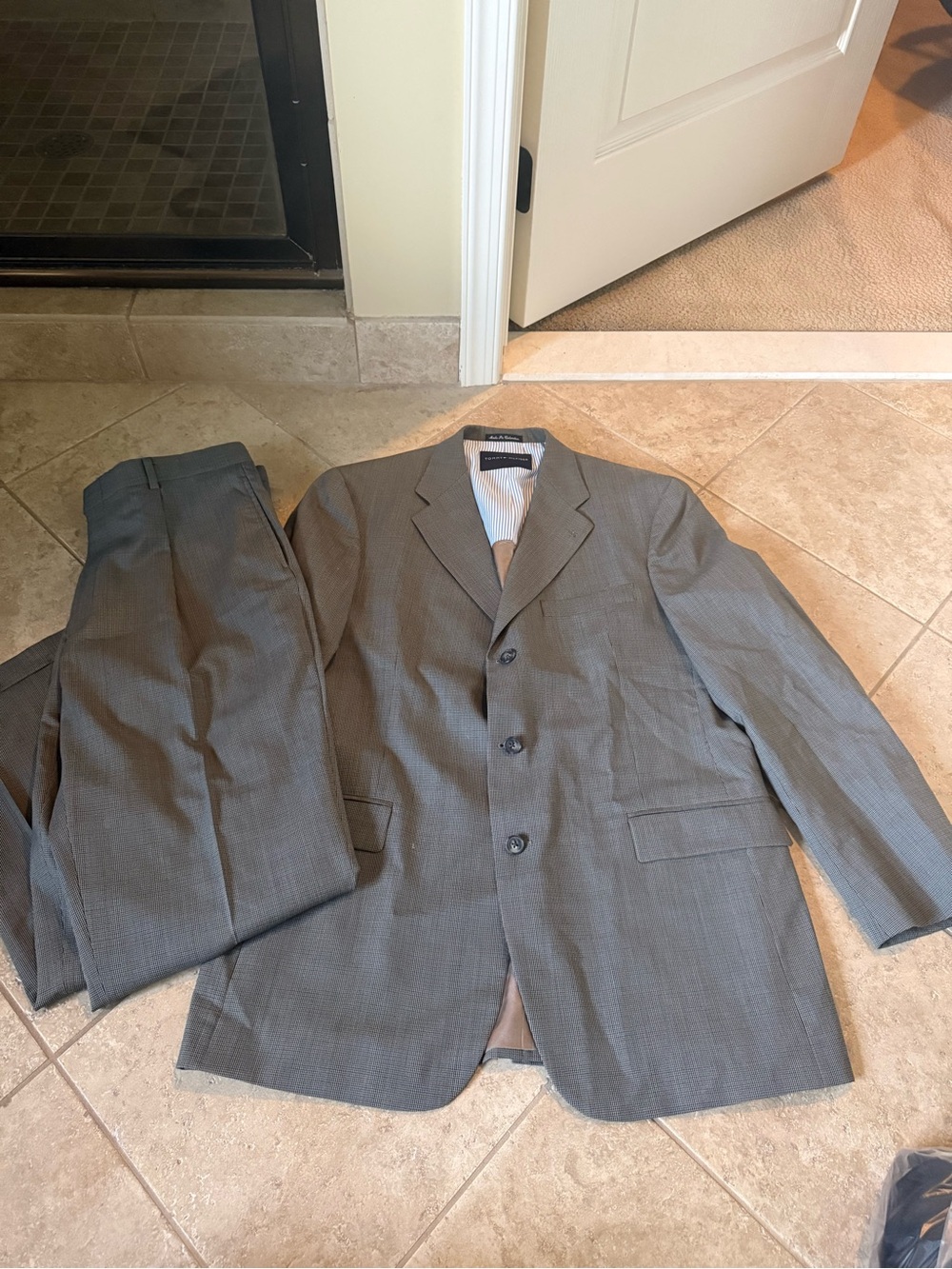 Tommy Hilfiger Men's Gray Two-Piece Suit